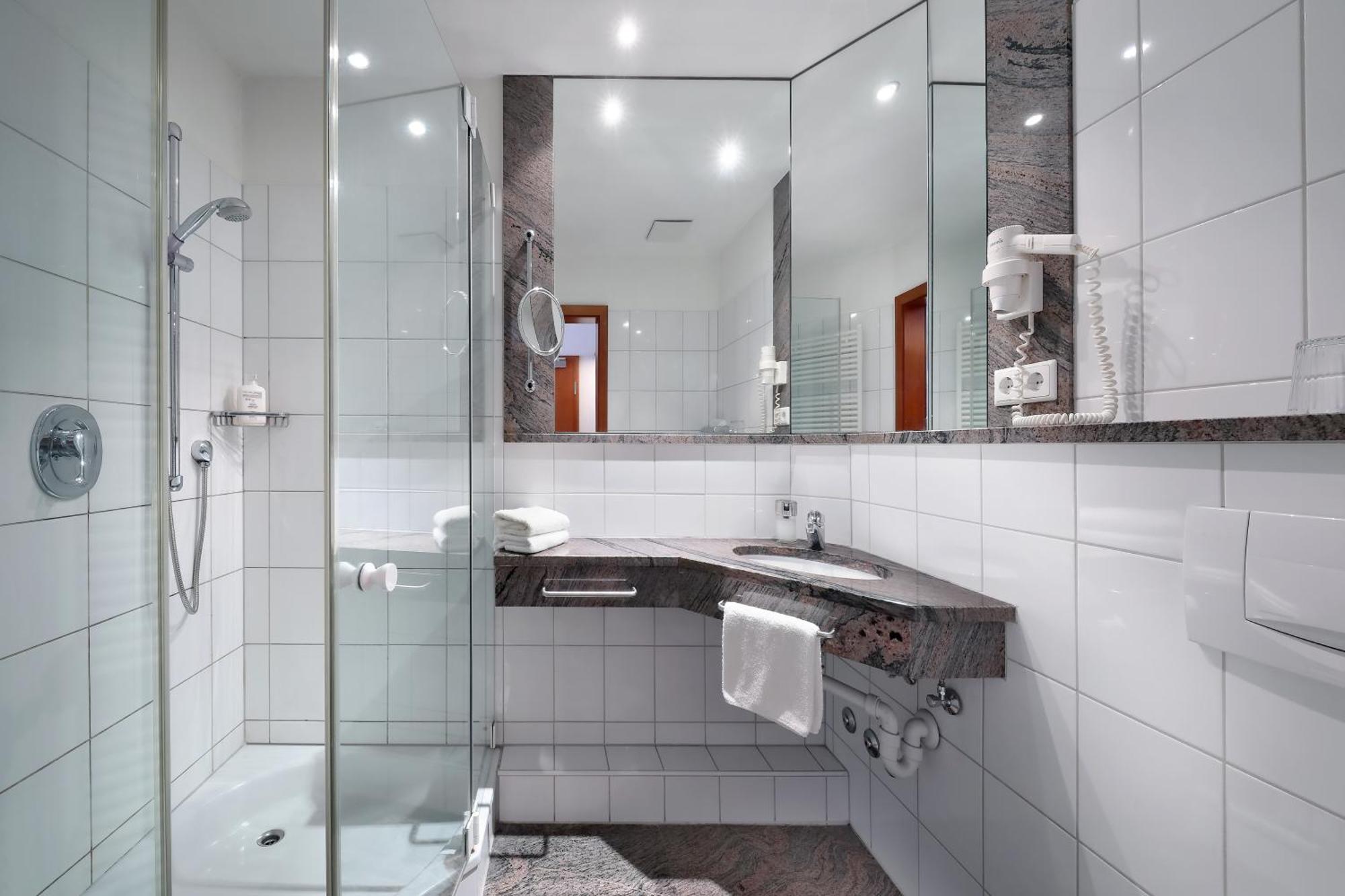 Hotel Mueller Cafe & Wein - Mondholzhotel Veitshochheim Luaran gambar